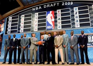 Read more about the article 09年選秀只剩四人還在NBA！庫里、哈登、德羅贊與霍勒迪，他們的人生都怎樣了？